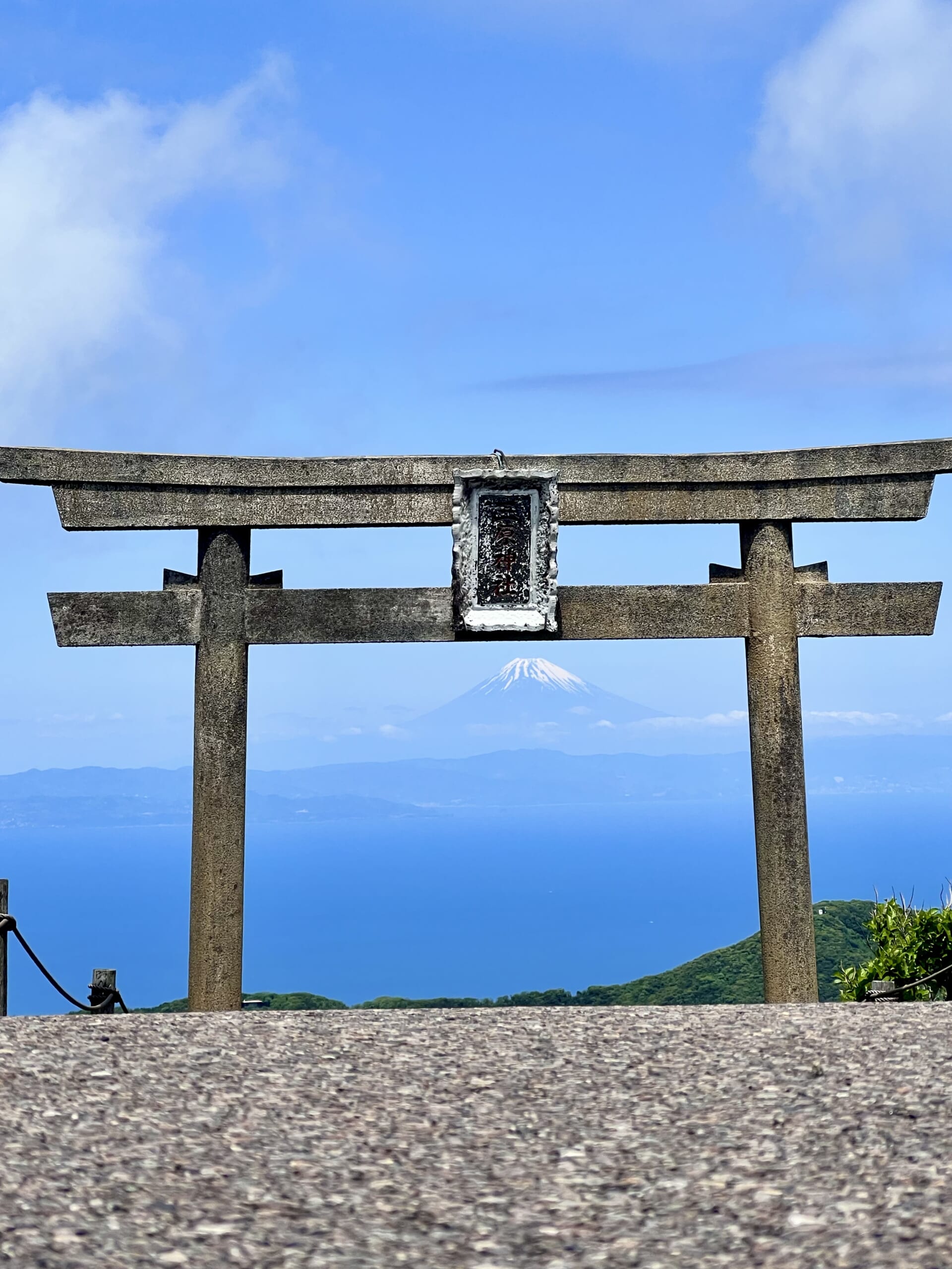 しゃがんで見ると鳥居の中に富士山